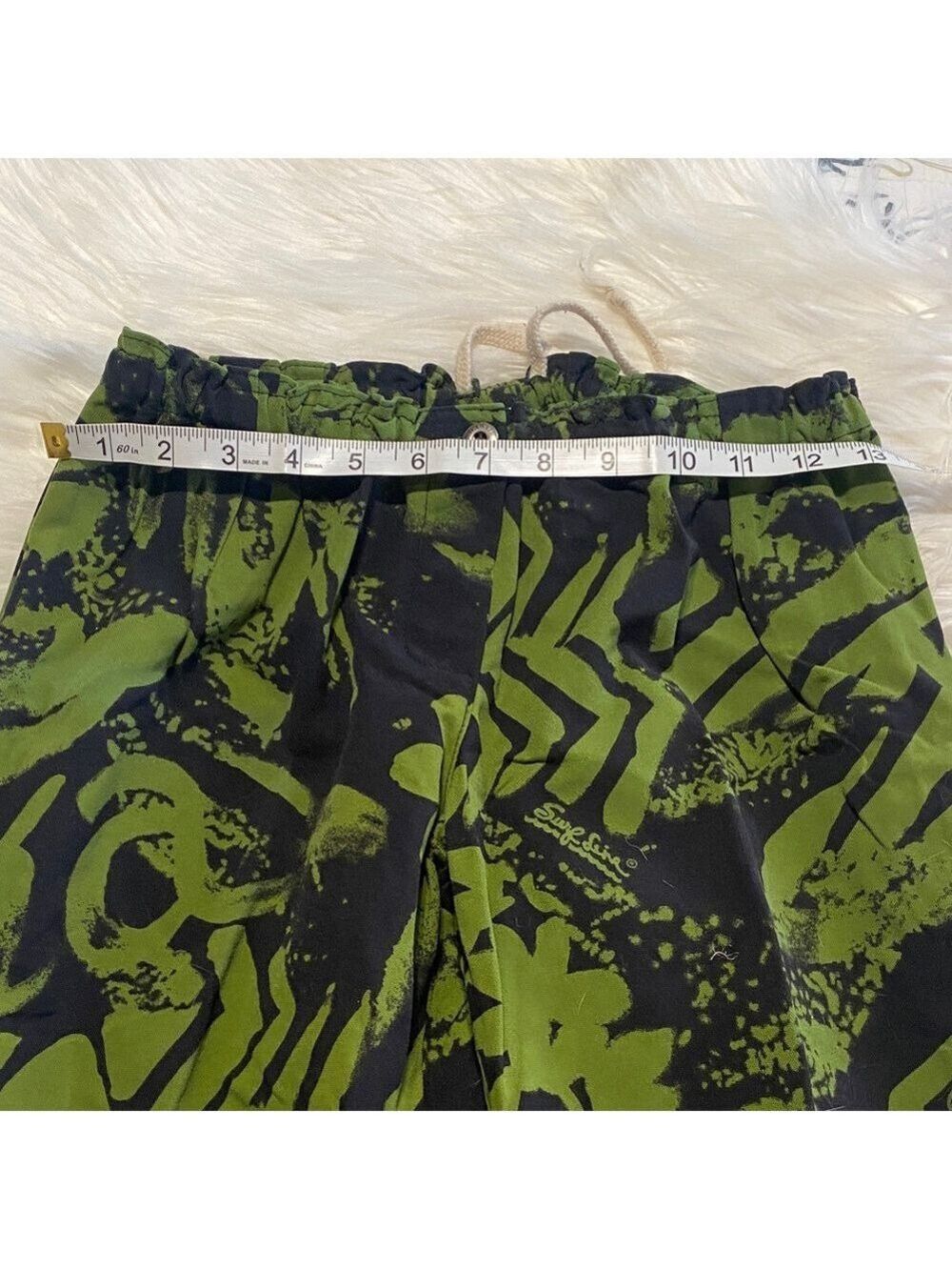 Women's Green and Black Hawaiian Patterned Capris - Picture 5 of 12
